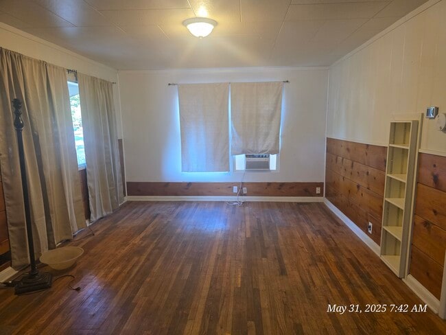 Primary Photo - 1440 Hall Ave