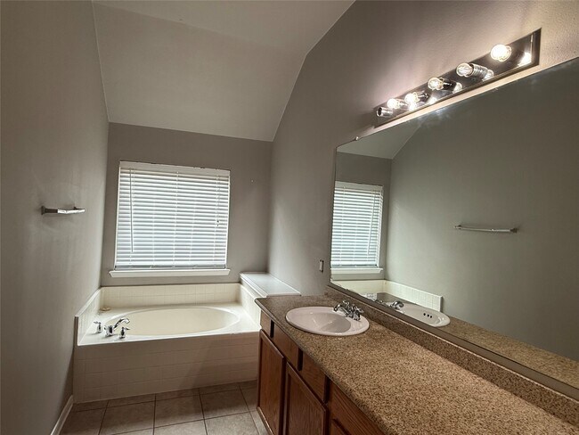 Building Photo - 16126 Saxon Hollow Ln
