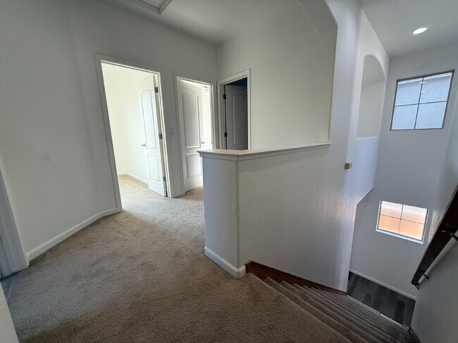 Building Photo - 3 Bedroom 3 Bath Beauty in West Sacramento!