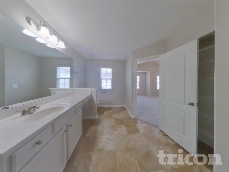 Building Photo - 1332 Waylon Ave