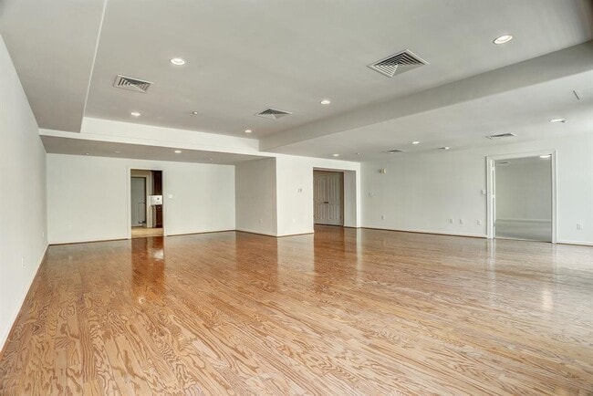 Building Photo - 914 N Main St