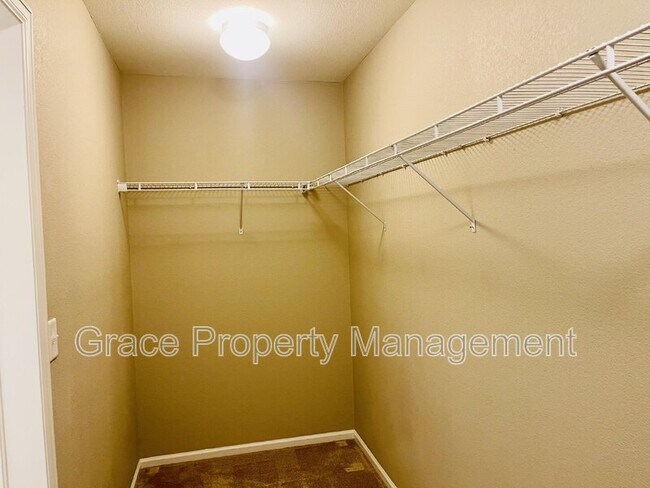 Building Photo - 3341 Hawthorne Ln