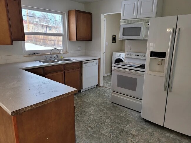 Building Photo - 6181 W Alder Ave