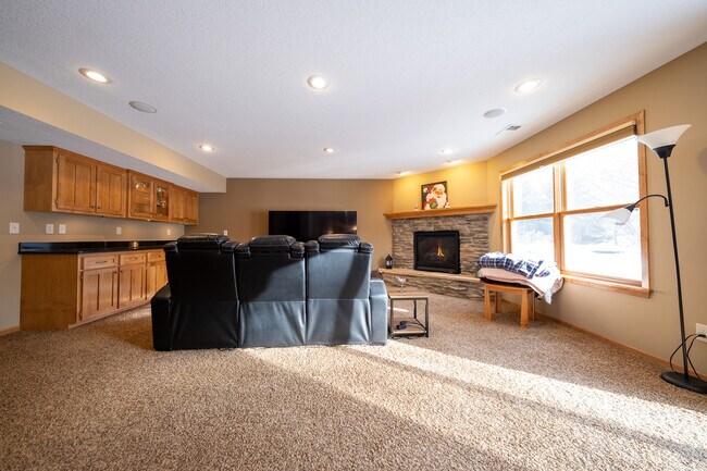 Building Photo - 572 Danube Ave