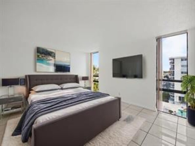 Building Photo - 4800 Bayview Dr