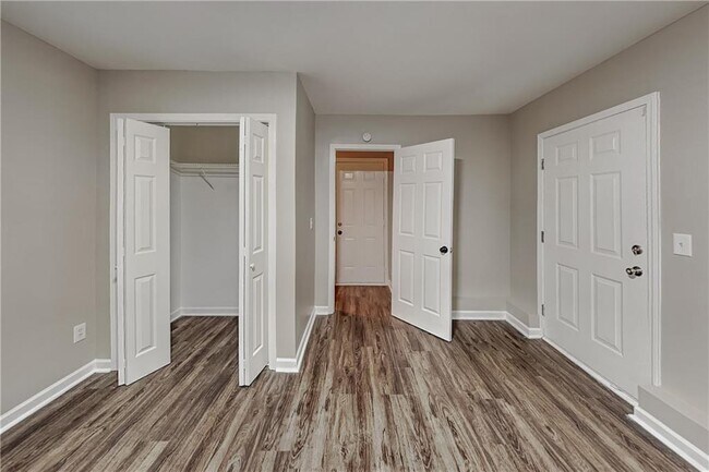 Building Photo - 985 Crystal Water Dr SE