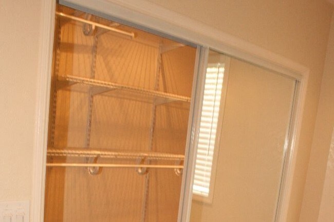 Building Photo - 2527 Elm Ave