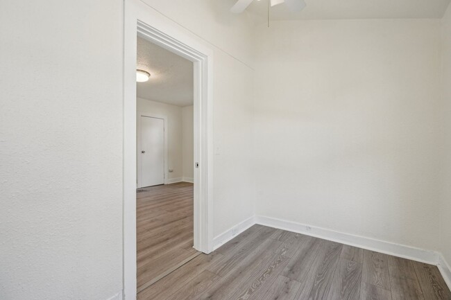 Building Photo - Charming 2 bed 1 bath Bungalow