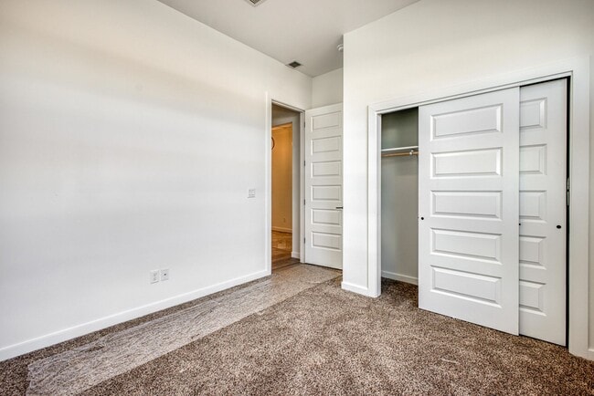 Building Photo - Beautiful East side House 4 bed-2.5 baths, part of The Overlook Casa Club that includes Swimming ...