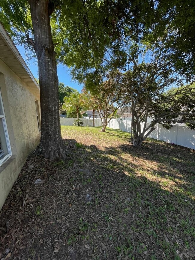 Building Photo - Prime Deltona Neighborhood