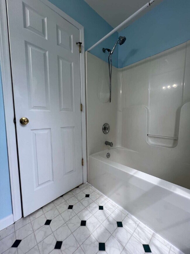 Building Photo - 3 Bdrm / 2.5 Bath House Available Now!!! N...