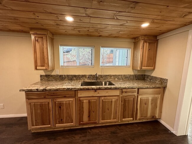Building Photo - Updated 2 bedroom Home on Sugar Pine