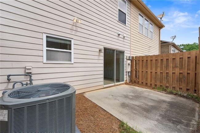 Building Photo - 318 Knelston Oak Dr NE