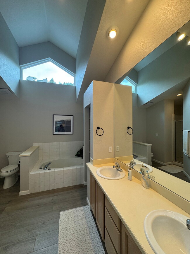 Building Photo - "Charming 4-Bed Oasis with 3 Full Baths and 2,275 Sq Ft of Comfort in Evergreen, CO!"