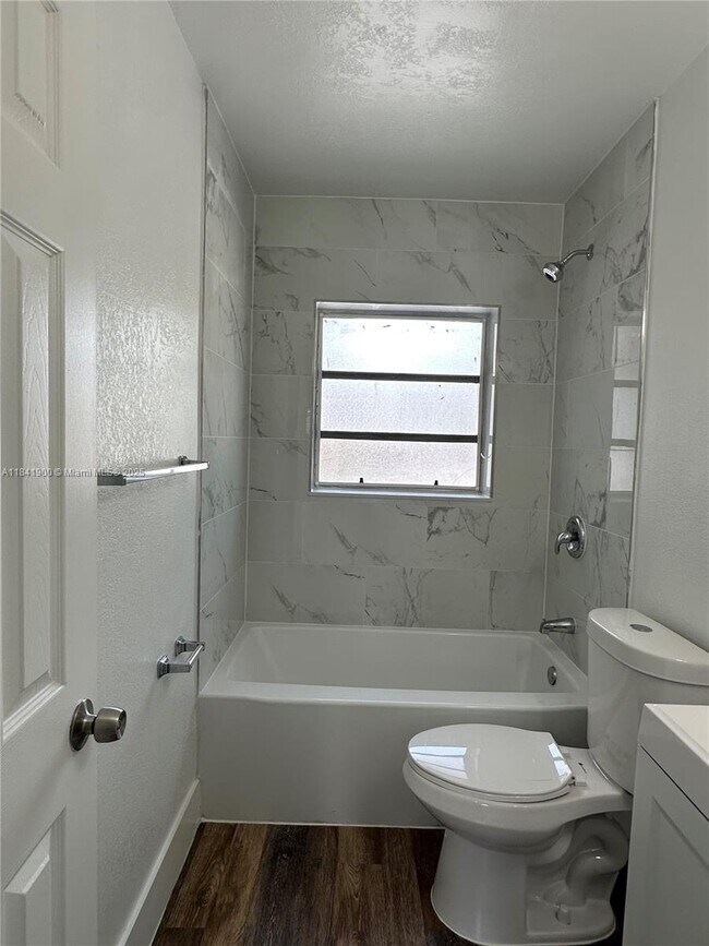 Building Photo - 3315 SW 15th Ave