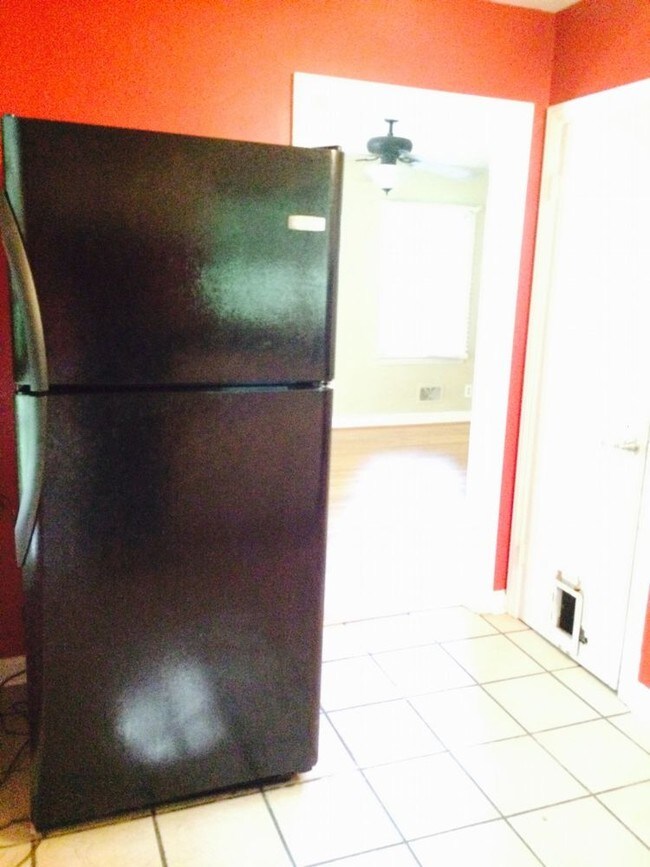 Building Photo - 2BR Home Close to Downtown  Timmons Park