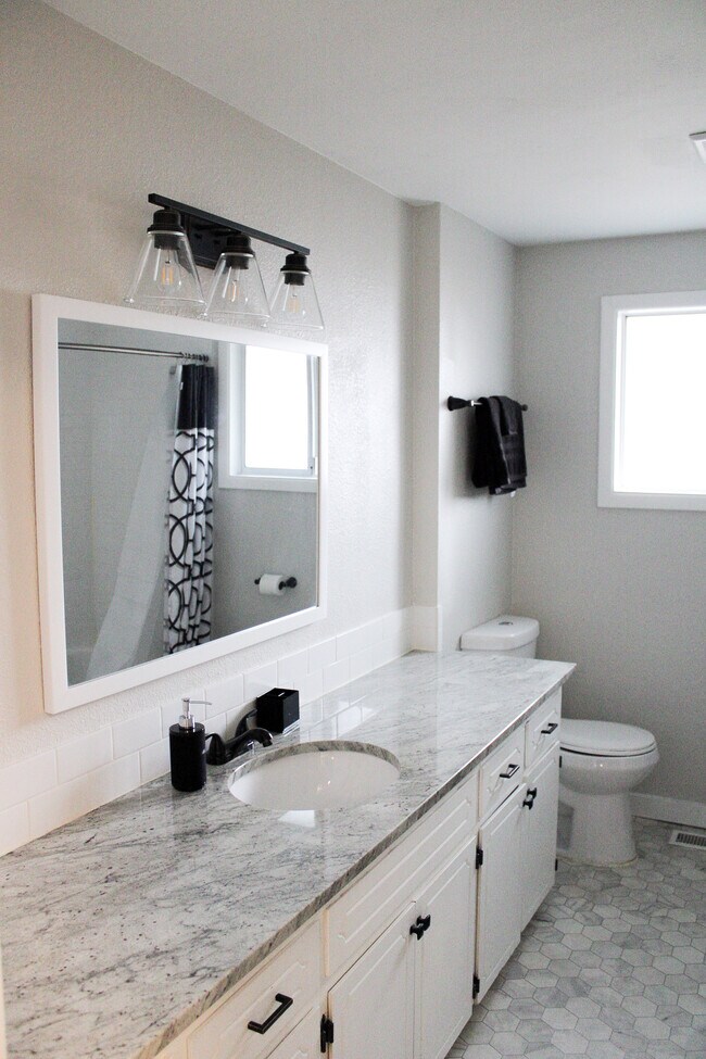 Building Photo - 2594 Hummingbird St NE