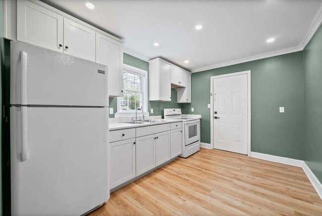 Building Photo - 2 Bedroom Pet Friendly Home For Rent Near Madison Street!