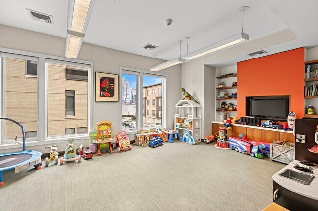 Building Photo - 250 Henley Pl