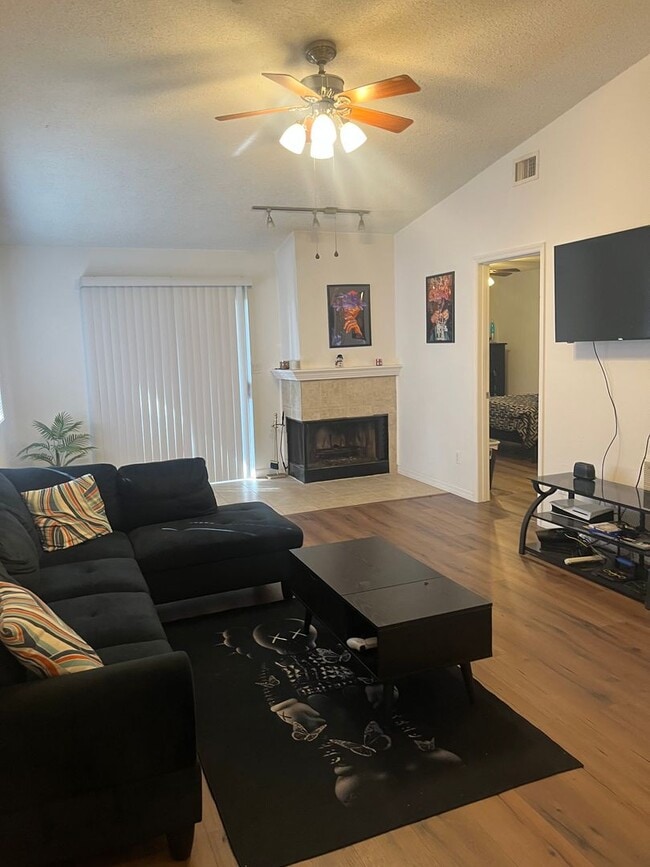 Building Photo - 2bed/2bath Townhome in Quiet Neighborhood