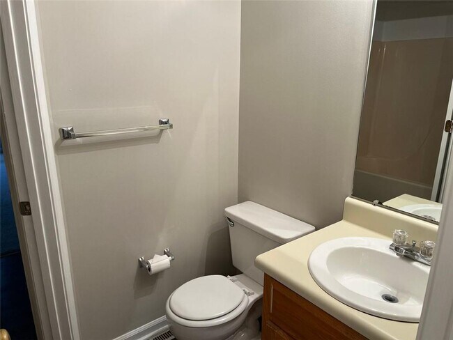 Building Photo - 326 Leafmore Rd SW