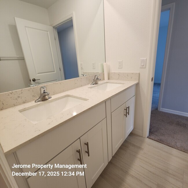 Building Photo - 2546 Leonia Ln