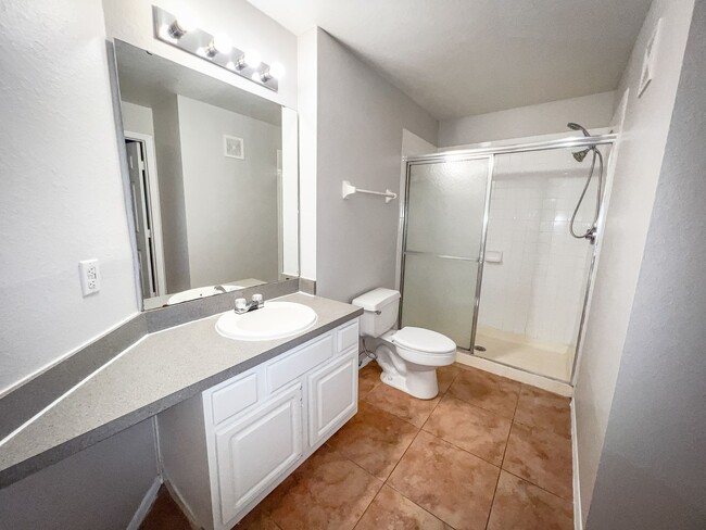 Building Photo - MOVE IN NOW !! Spacious 2bd 2ba on 3rd flo...