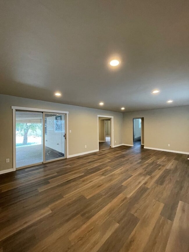 Building Photo - Charming Newly Remodeled 2 Bed/ 1 Bathroom Home!