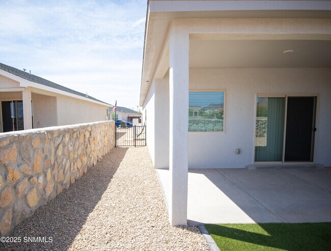 Building Photo - 3019 San Jenaro Dr