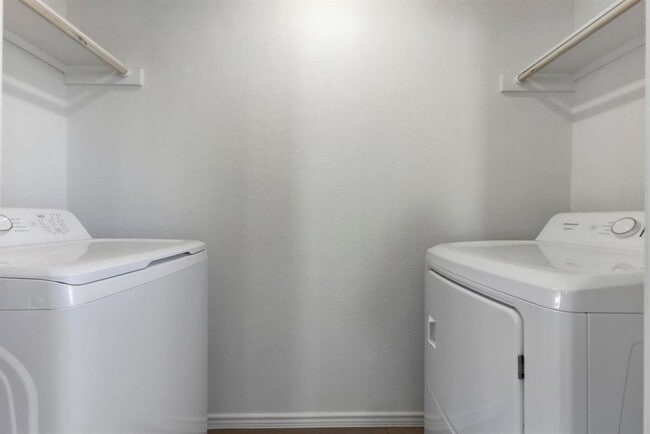 Building Photo - 385 Keefer