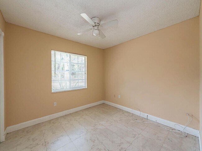 Building Photo - GOLDEN GATE ESTATES-3 BED 2 BATH SINGLE FA...