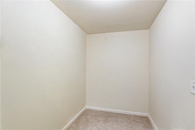 Building Photo - 906 Donington Cir SE