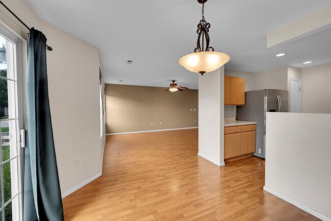 Building Photo - $2,395 - 3 Bed, 2 Bath End Unit Townhome w...