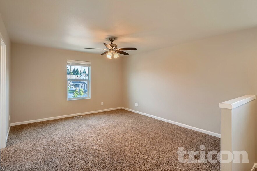 Building Photo - 884 Sigrist Dr E