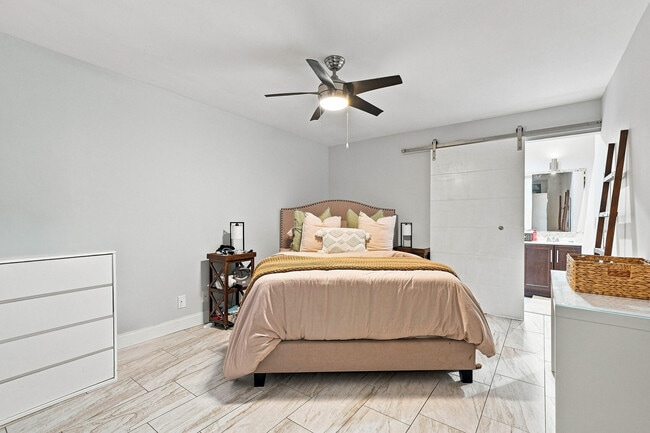 Building Photo - 2581 Carambola Cir N