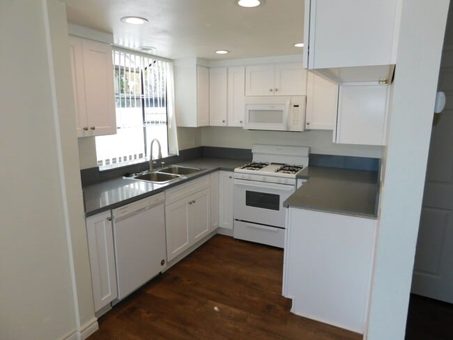 Building Photo - Lovely 2 BD 2.5 BA Two Story Townhouse