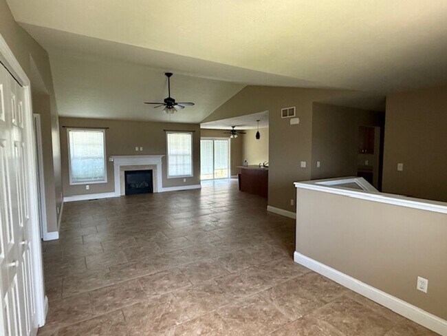 Building Photo - 417 DALHLIA