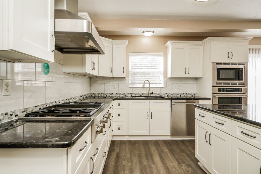 Building Photo - 748 Tulip Ln