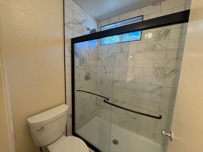 Building Photo - Bright 4 Bedroom 2 Full Bathroom Home with 2 Car Garage!