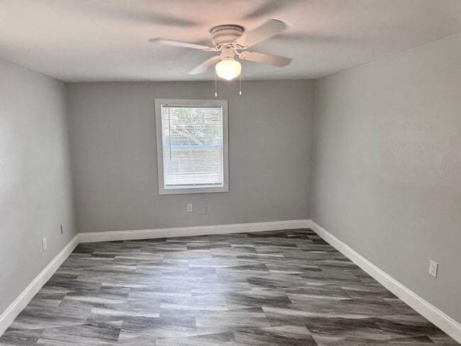 Building Photo - Large, 4 bedroom/1 bath home Located in be...