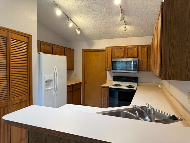 Building Photo - Charming 3 Bedroom with 2 Full Baths in Ca...
