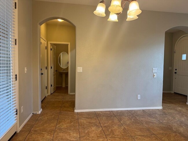 Building Photo - Gated Phoenix Gem with Community Pool and Spacious Kitchen