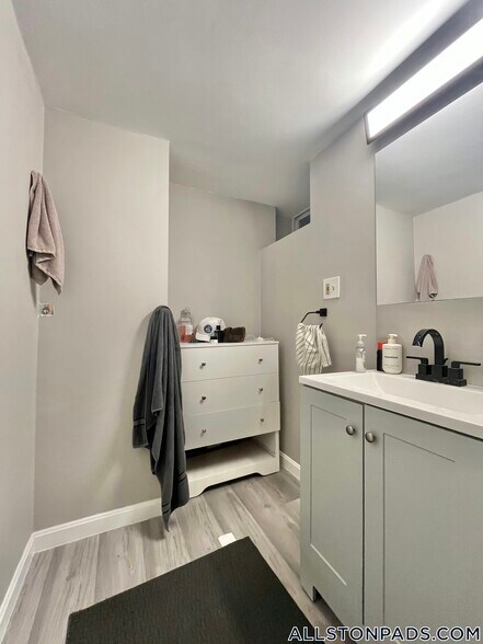 Building Photo - 66 Quint Ave