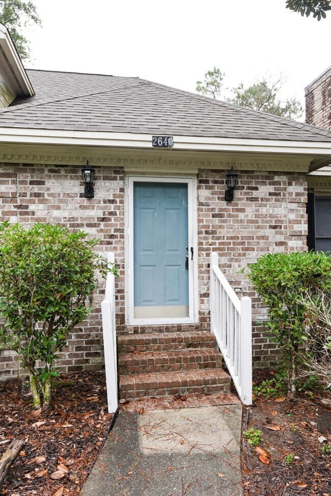 Building Photo - Two Bedroom Townhome!