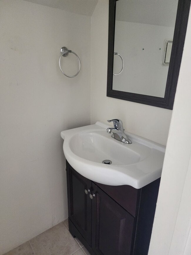 Building Photo - 2 Bedroom Home Located in Bloomfield