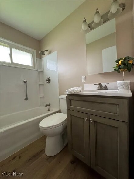 Building Photo - 3372 Lynwood Dr NW