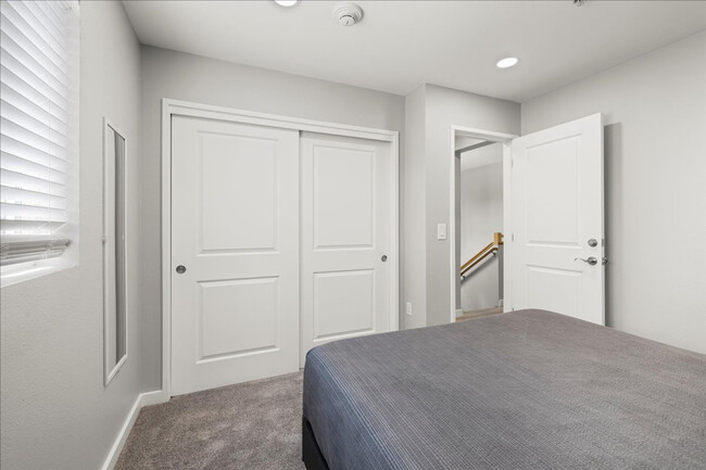 Building Photo - 502 S 15th St