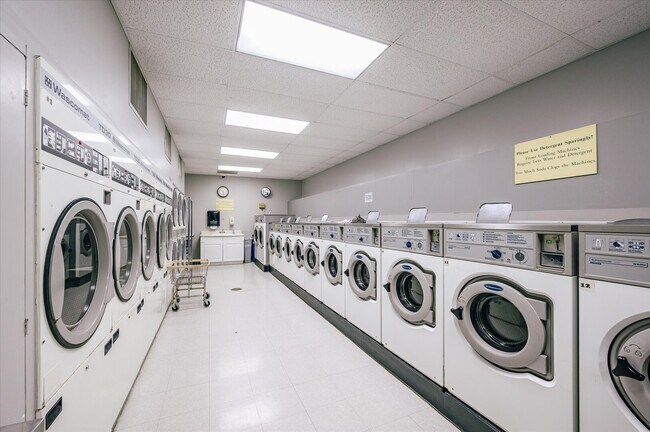 Building Photo - 1460 N Sandburg Terrace