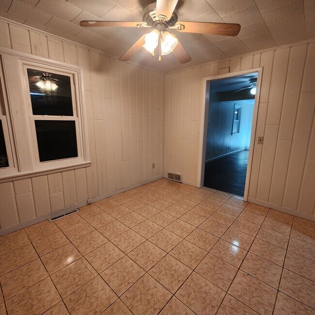 Building Photo - Spacious 3 Bedroom 1.5 Bath Single Family Home Available Soon