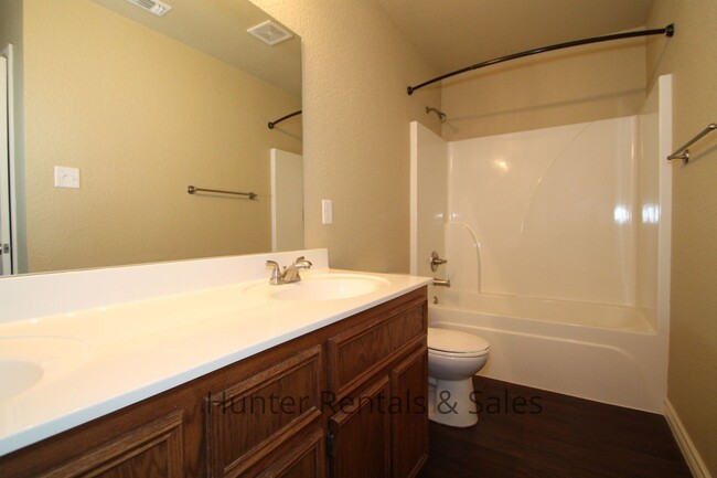 Building Photo - Spacious Two-Bedroom!